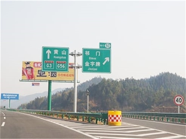 潍青高速护栏安装完成